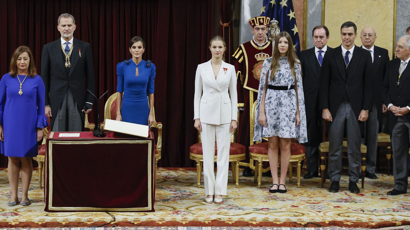 La princesa Leonor junto a sus padres, su hermana, el presidente del Gobierno y la presidenta del Congreso tras el acto de su jura de la Constitución. (EFE/Pool/Ballesteros)
