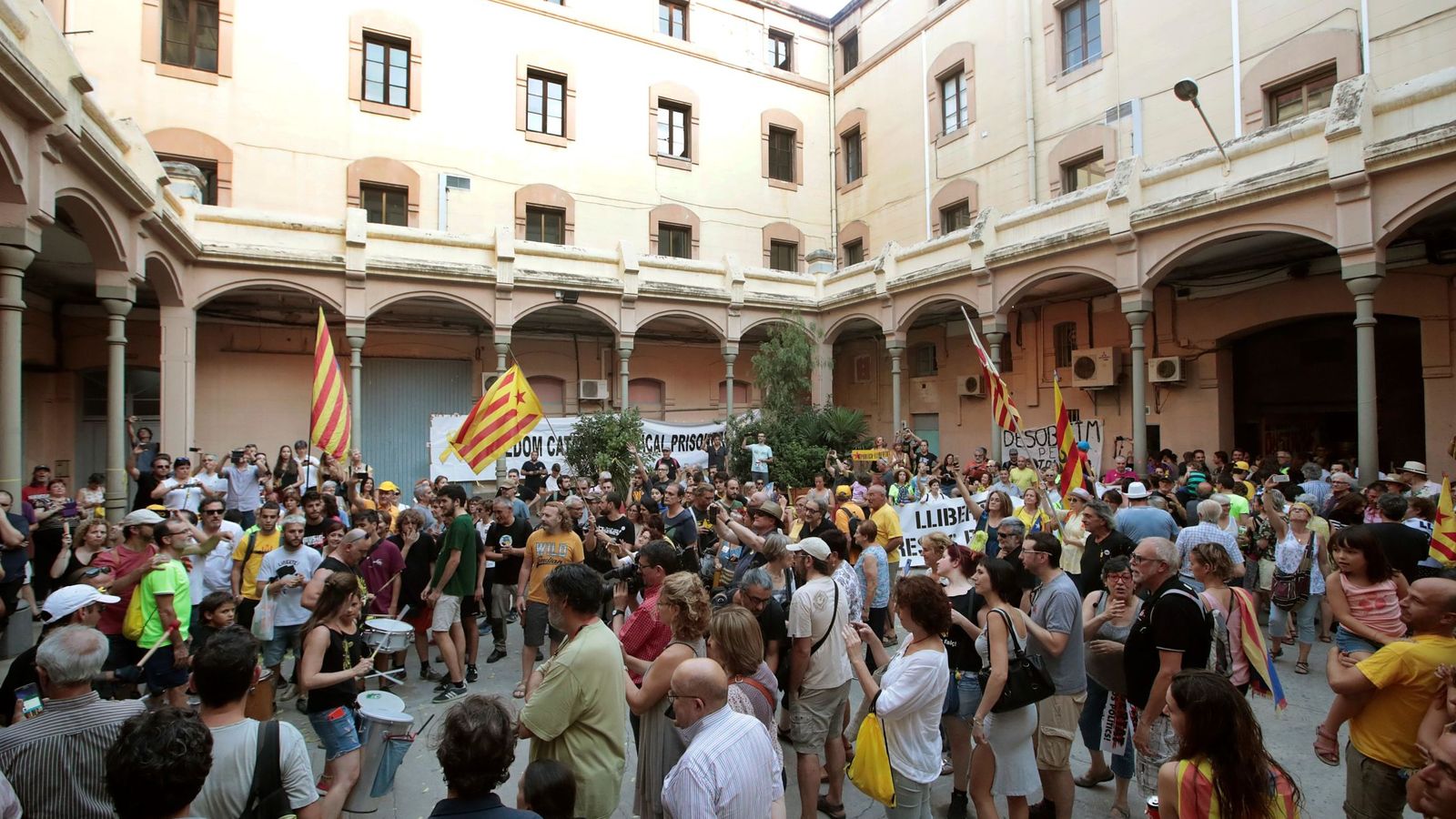 Foto: Activistas de los CDR ocupan La Modelo de Barcelona simulando toma de la Bastilla. (EFE)