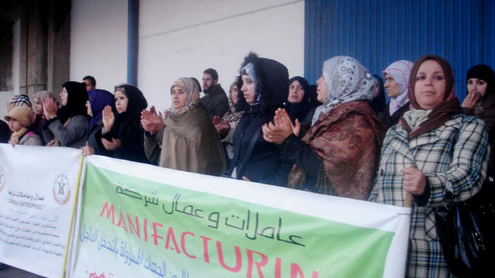 Foto: Manifestación de las extrabajadoras del sector textil ante su antigua empresa en el puerto de Tánger (Foto: S. Moreno). 