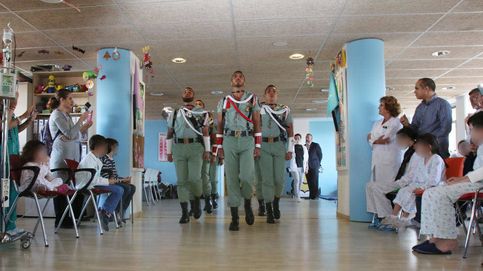 La visita de los legionarios a los niños en el hospital de Málaga llega al Parlamento