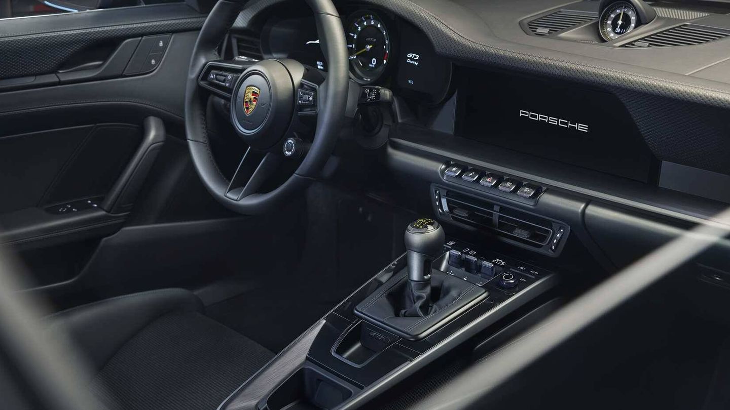 Este es el interior muy discreto del 911 GT3 con el pack Touring.  