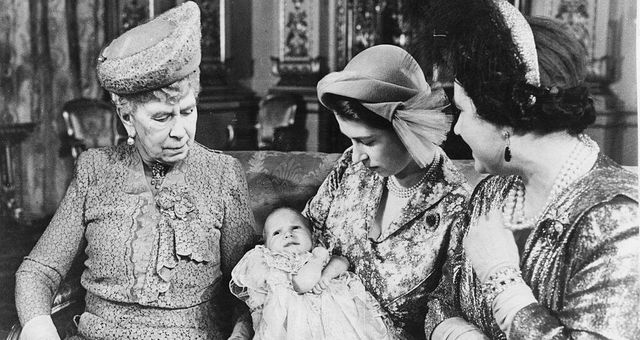 Isabel, sosteniendo a su hija la princesa Ana junto a las abuelas la reina María (izquierda) y la reina Isabel tras el bautizo en el palacio de Buckingham, Londres, septiembre de 1972. (Getty)