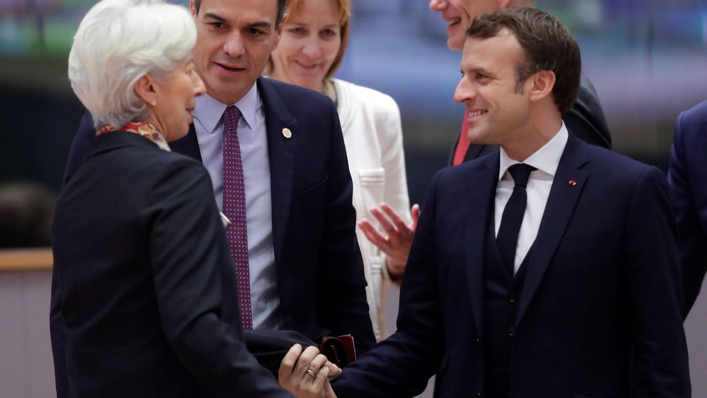 Sánchez charla con Christine Lagarde (izquierda), presidenta del BCE, y con su homólogo francés, Emmanuel Macron (derecha). (Reuters)