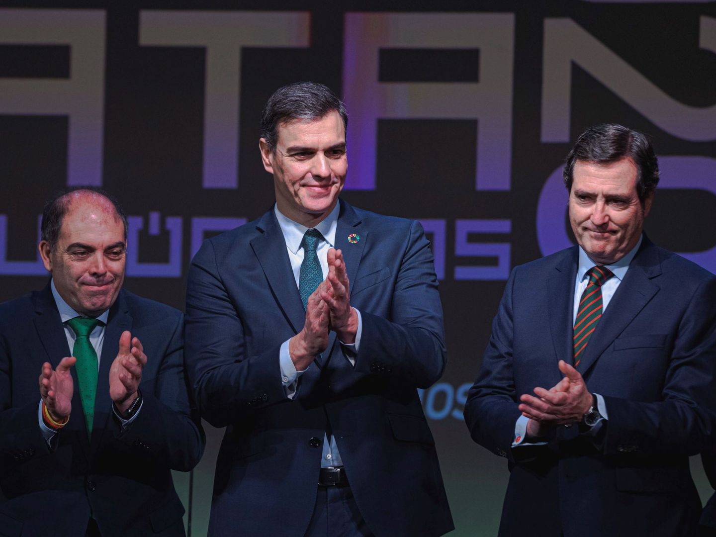 Pedro Sánchez (c), junto al presidente de la Federación Nacional de Organizaciones de Autónomos (ATA), Lorenzo Amor (i), y el presidente de la CEOE, Antonio Garamendi (d). (EFE)