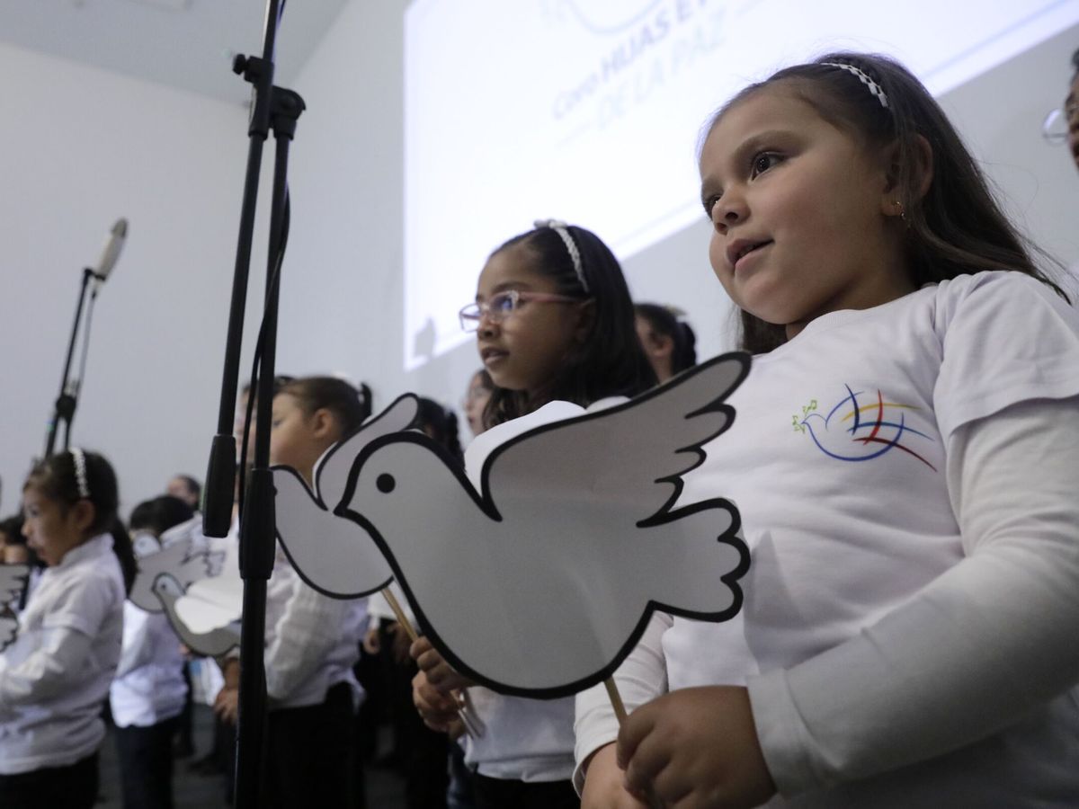 Foto: Día de la Paz 2023: actividades para realizar con los niños en casa o el colegio (EFE/Carlos Ortega)