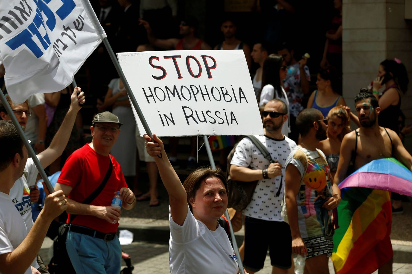 Una mujer sostiene una pancarta contra la homofobia en Rusia durante el Gay Parade de Tel Aviv, el 3 de junio de 2016 (Reuters).