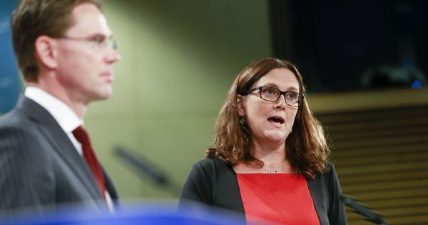 Foto: Jyrki Katainen y la comisaria de Comercio de la UE, Cecilia Malmström, durante una rueda de prensa en Bruselas. (EFE)