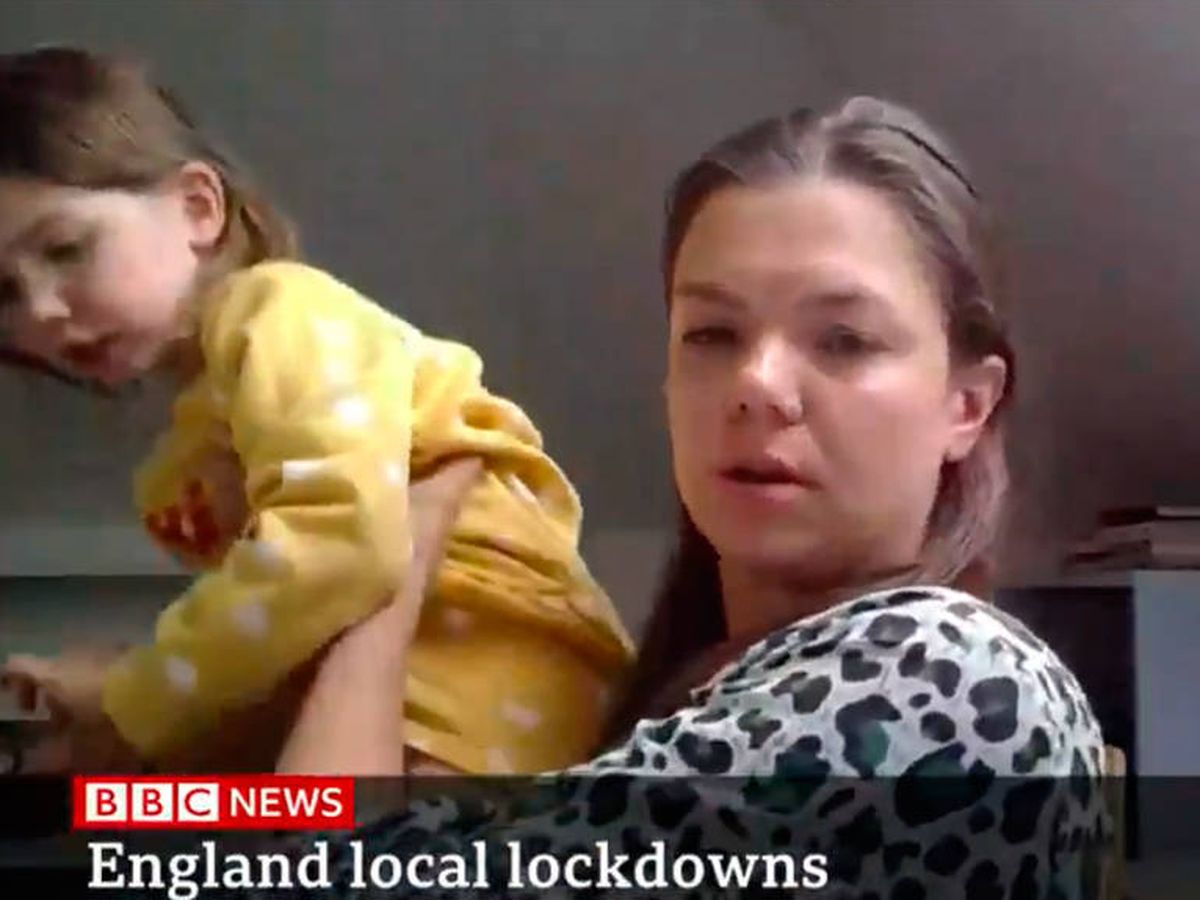 Foto: La doctora Wenham sujetando a su hija Scarlett en plena entrevista en la BBC (Foto: Twitter)