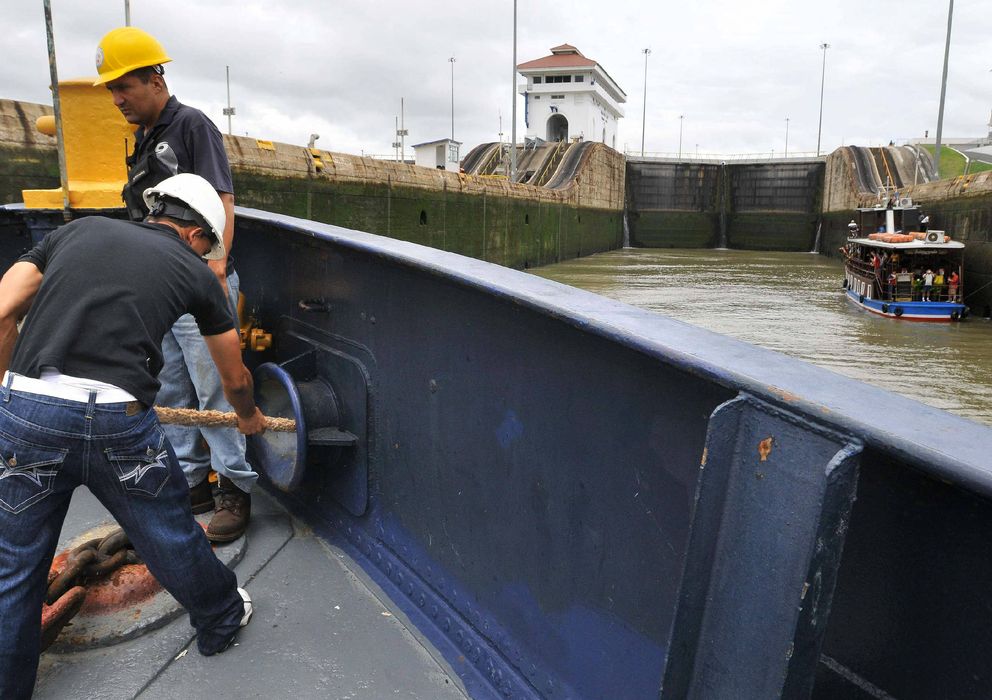 Foto: Empleados trabajan en la esclusa Miraflores en el Canal de Panamá. (EFE)