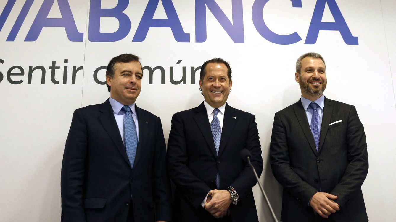 Foto: El vicepresidente de Abanca, Juan Carlos Escotet (c); el consejero delegado, Francisco Botas (i), y el director financiero, Alberto de Francisco. (EFE)
