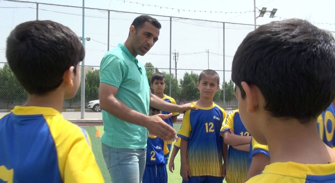 Hassan Turki da indicaciones a los jóvenes futbolistas