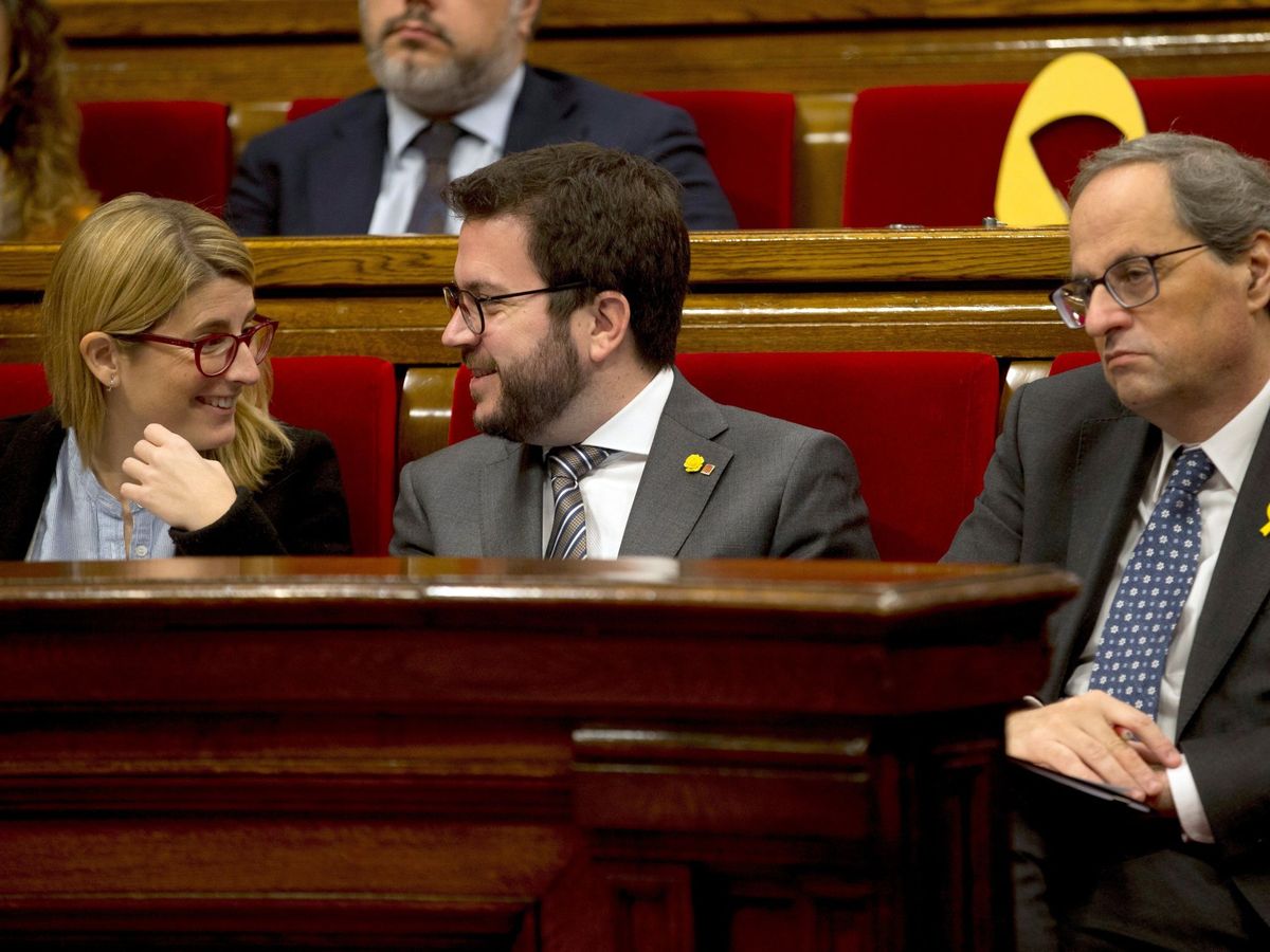 Foto: Elsa Artadi y Pere Aragonès charlan durante un pleno en el Parlament, en presencia del entonces 'president', Quim Torra. (EFE)