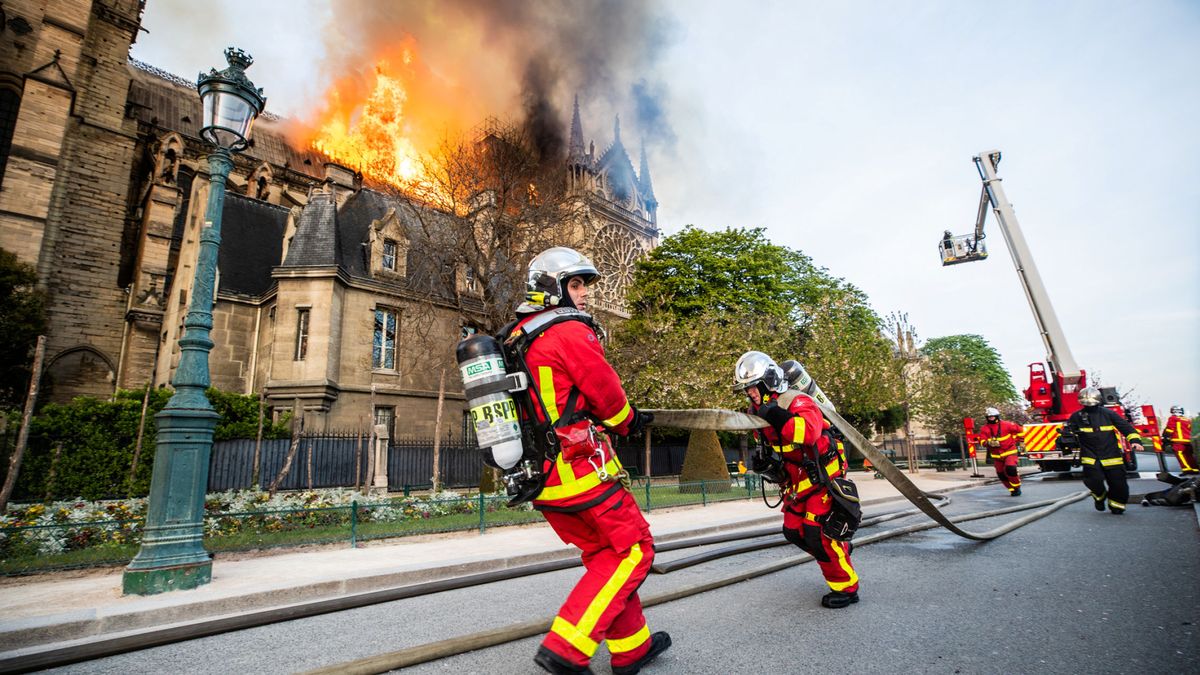 París enmudece obsesionada con una pregunta: "¿Cómo pudo arder Notre-Dame?" 