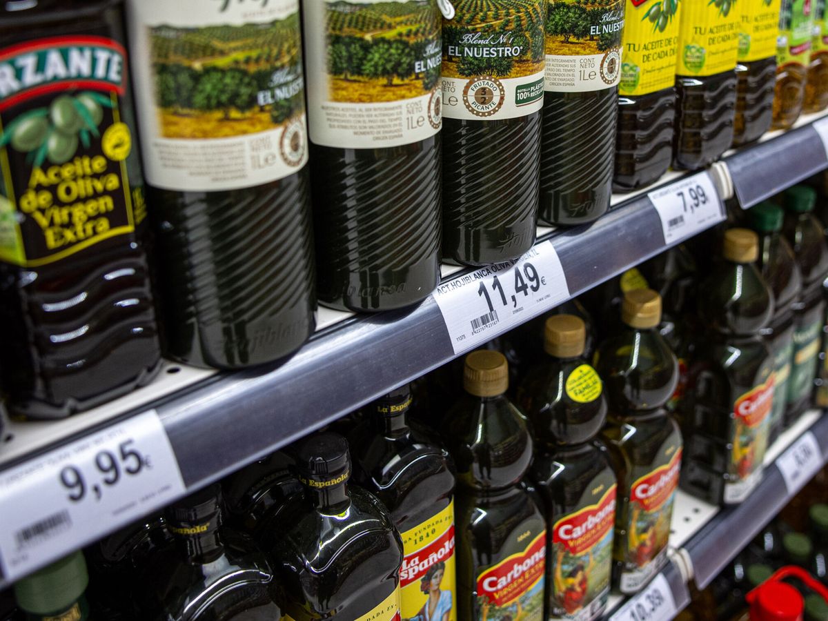 Foto: Aceite de oliva en un supermercado de Madrid. (EFE/Daniel González)