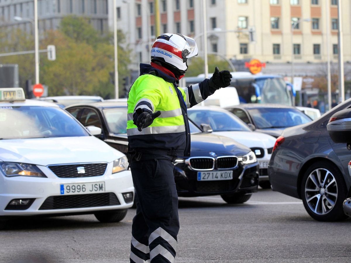 Foto: Madrid 360 empieza a multar a los conductores en distrito Centro y Plaza Elíptica (EFE/Suárez)