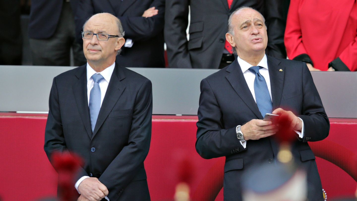 Los exministros Jorge Fernández y Cristóbal Montoro en una imagen de archivo. (Reuters)