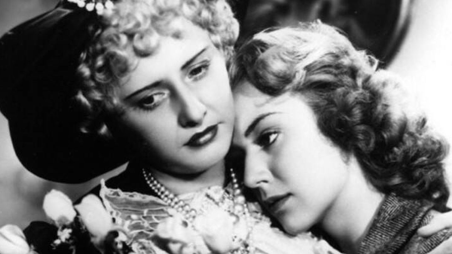 Stanwyck y Shirley en una imagen promocional de la película. (Filmin)