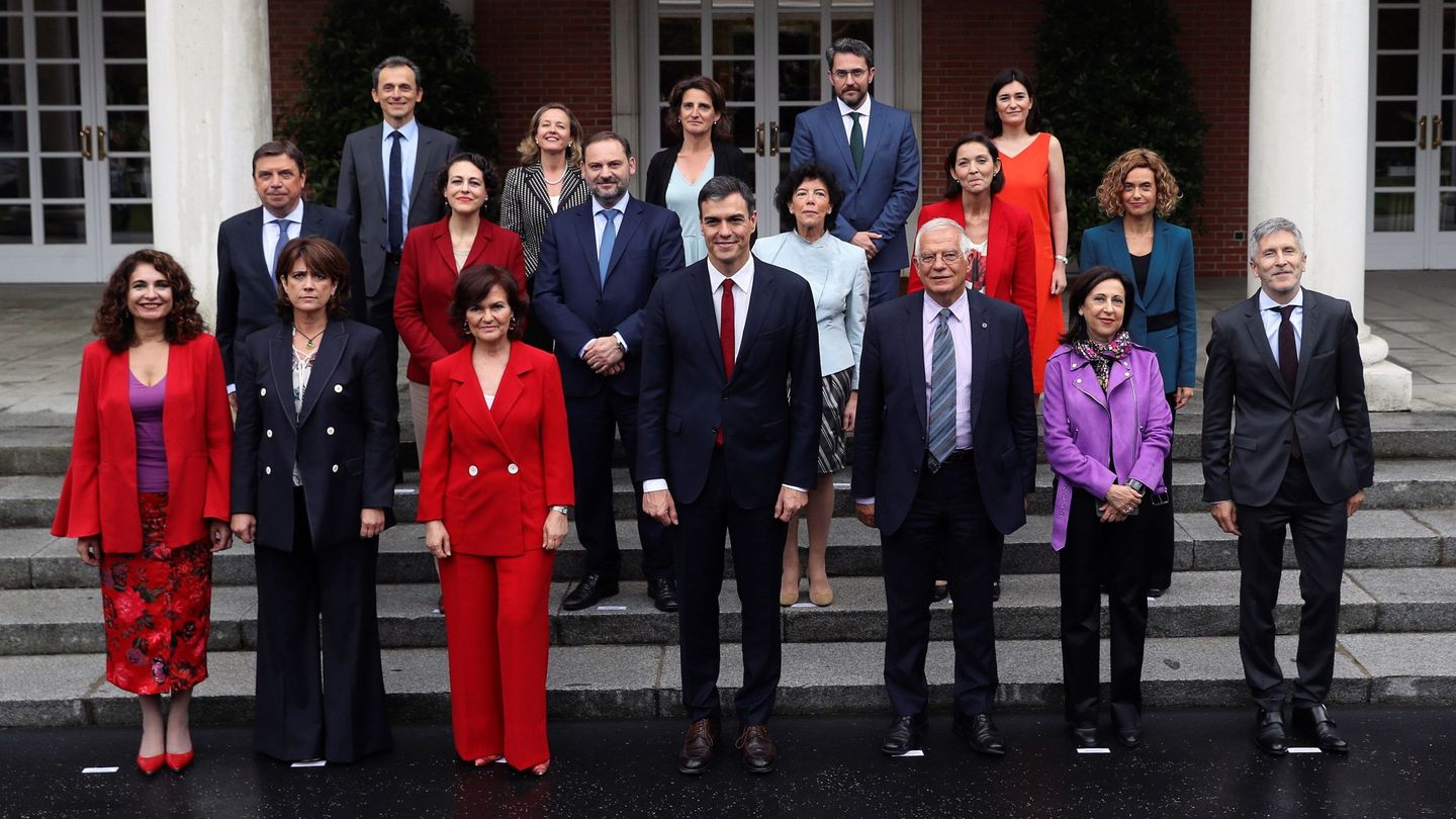Pedro Sánchez, flanqueado por sus 17 ministros, en la primera foto de familia del nuevo Gobierno, este 8 de junio en el palacio de la Moncloa. (EFE)