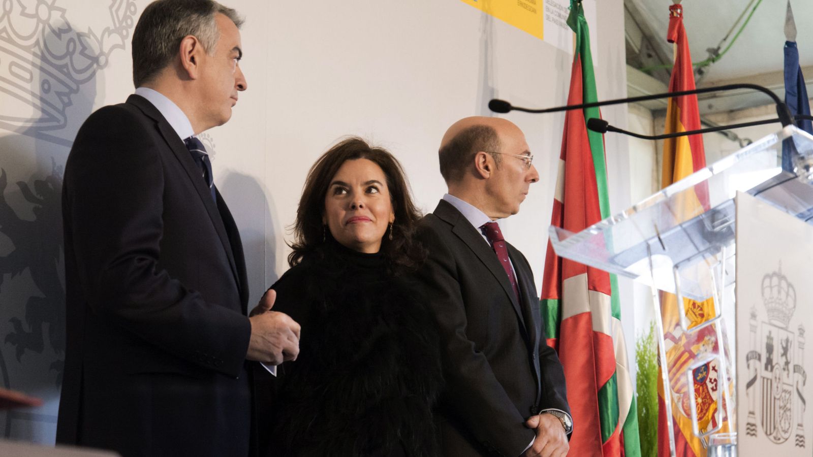 Foto: El nuevo delegado del Gobierno en Euskadi, Javier de Andrés (i), junto a la vicepresidenta del Gobierno, Soraya Sáenz de Santamaría, y su antecesor, Carlos Urkijo. (Efe)