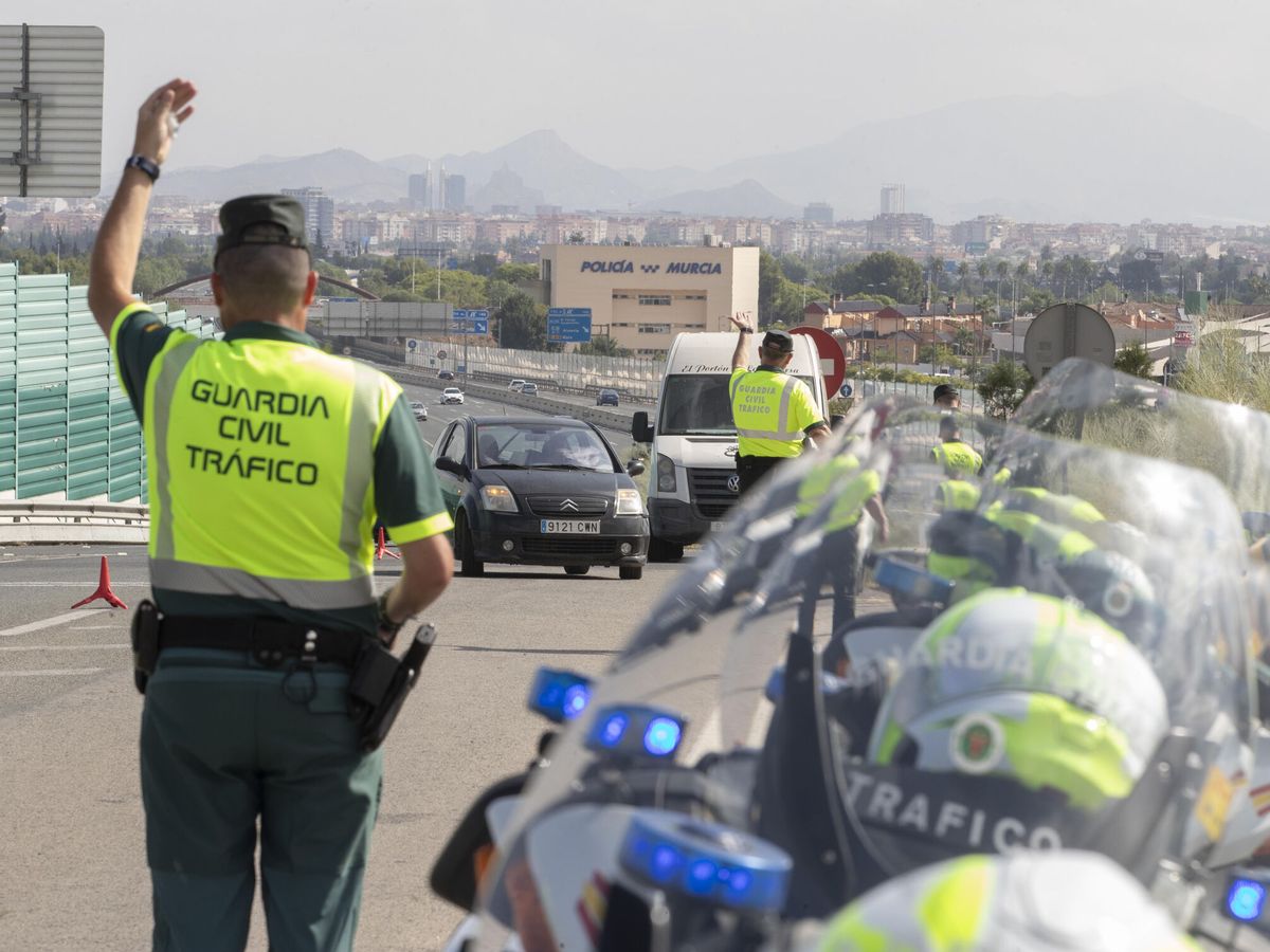 Foto: Control de alcoholemia de la Guardia Civil. (EFE/Marcial Guillén)