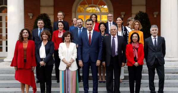 Foto: Pedro Sánchez con todos sus ministros en La Moncloa. (EFE) 