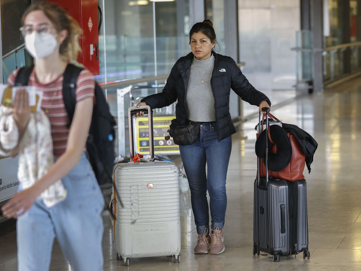 Foto: Pasajeros en el aeropuerto de Barajas, en Madrid. (EFE/Chema Moya)