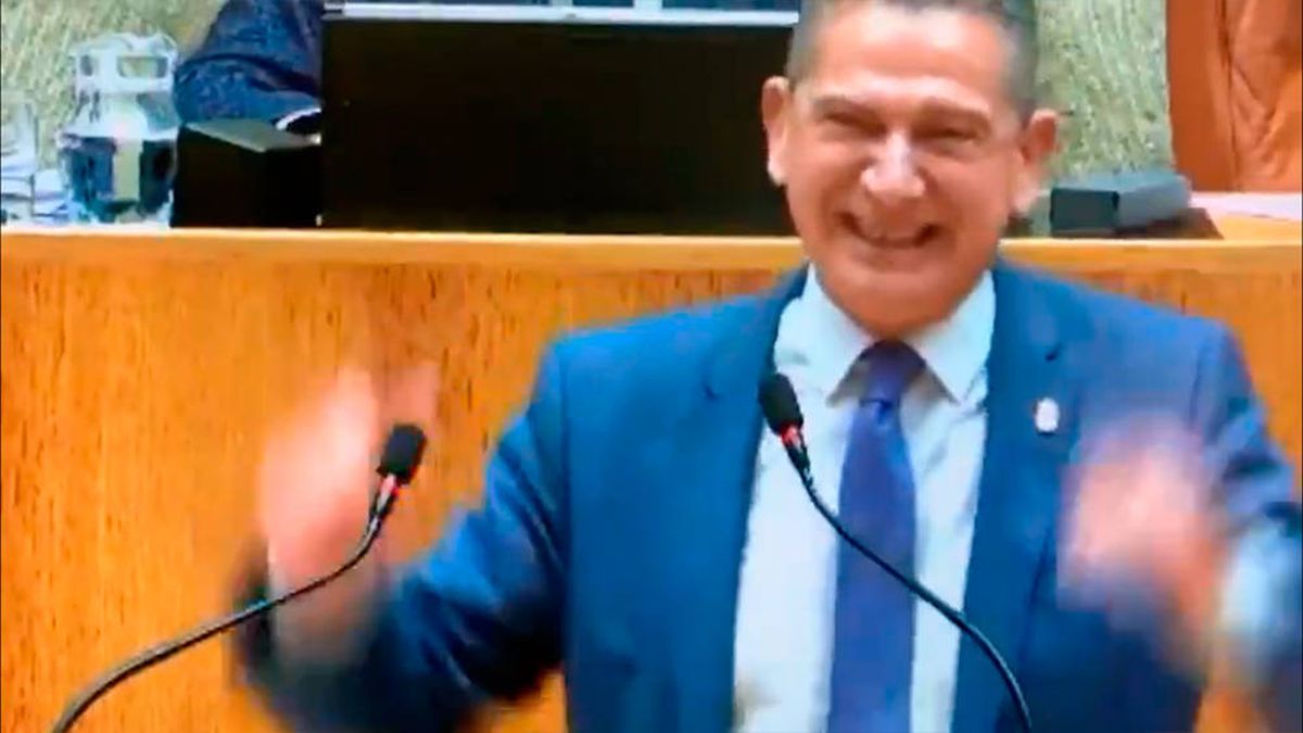 Un consejero del Gobierno de La Rioja sufre un ataque de risa en pleno discurso