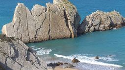 La playa de Cantabria donde se rodaron algunas de las escenas más impactantes de 'La bola negra': naturaleza salvaje y rodeada de acantilados