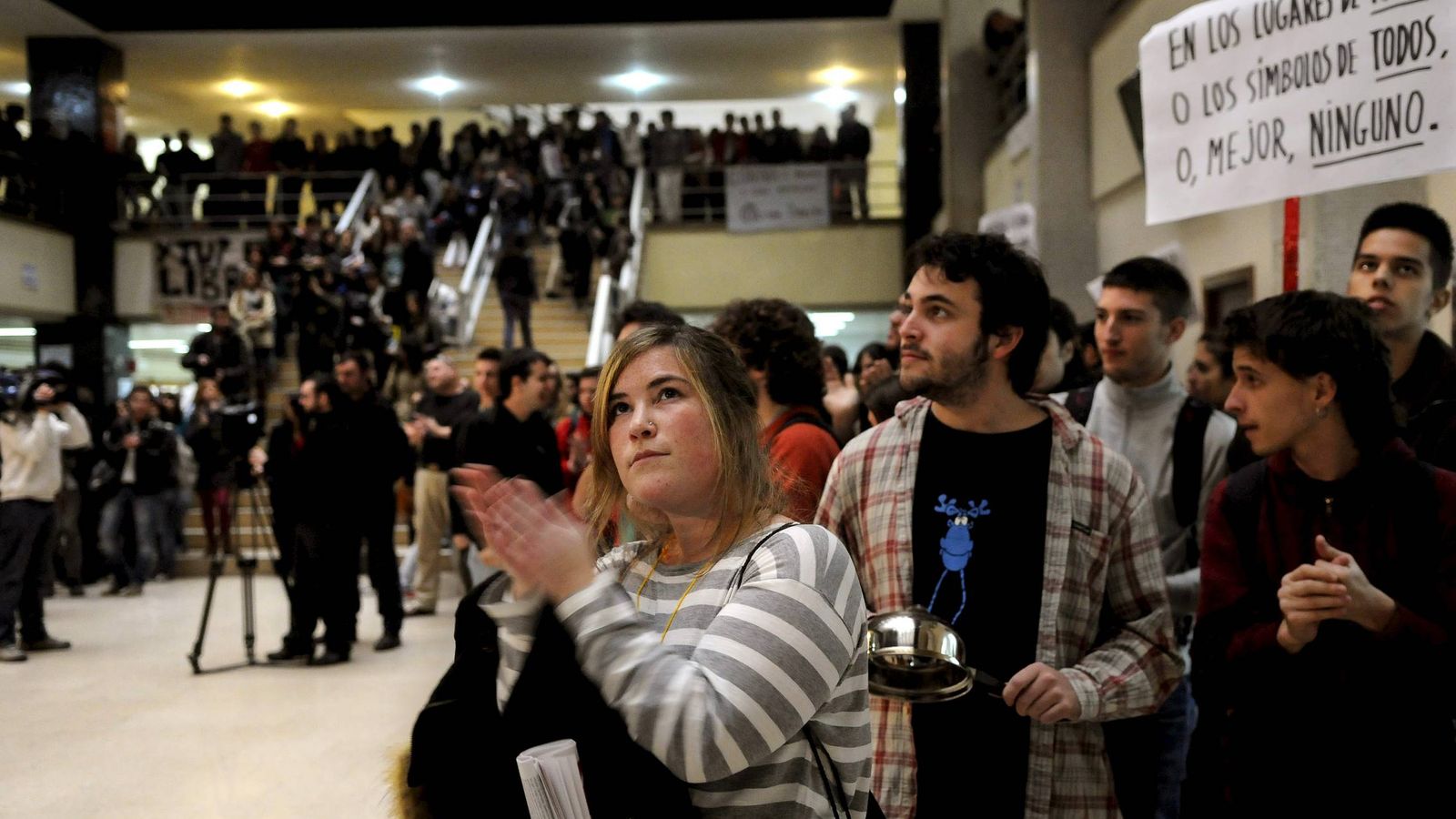 Foto: Concentración estudiantil de 2011 contra las capillas, en la Facultad de Historia y Geografía de la UCM (EFE).