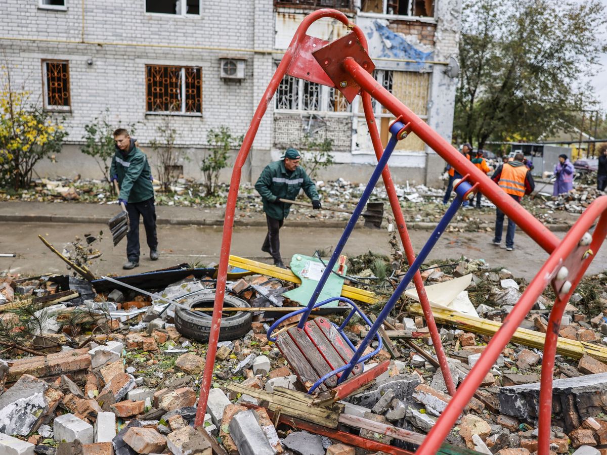 Foto: Una zona infantil tras un ataque ruso en Ucrania. (EFE/Hannibal Hanschke)