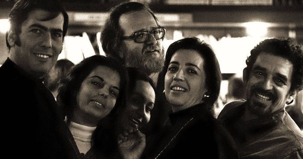 Foto: Mario Vargas Llosa, Patricia Llosa, José Donoso, Mercedes Barcha, Pilar Donoso y Gabriel García Márquez en Barcelona a principios de los 70