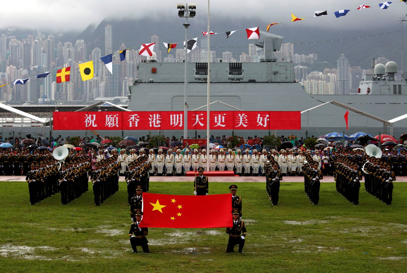 Soldados del Ejército chino durante una ceremonia en una base naval en Hong Kong. (Reuters)