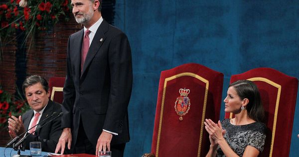 Foto: El rey Felipe y la reina Letizia durante la entrega de los Premios Princesa de Asturias 2018. (EFE)