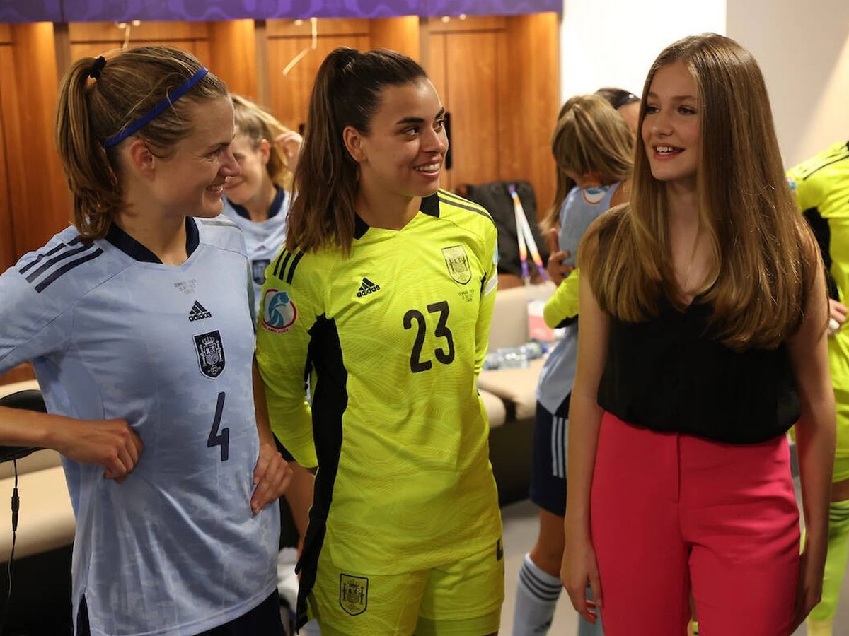 Foto: La princesa Leonor apoyando a la selección de fútbol femenina con su pantalón fucsia. (Casa Real)