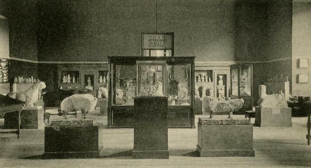 Postal de 1917, del archivo del MAN. Vista de la sala de antigüedades ibéricas, con la Dama de Elche.