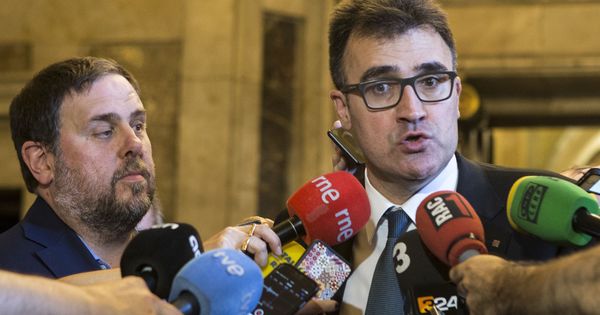 Foto: El secretario de Hacienda de la Generalitat de Cataluña, Lluis Salvadó, ofrece declaraciones a la prensa junto a Oriol Junqueras. (EFE)