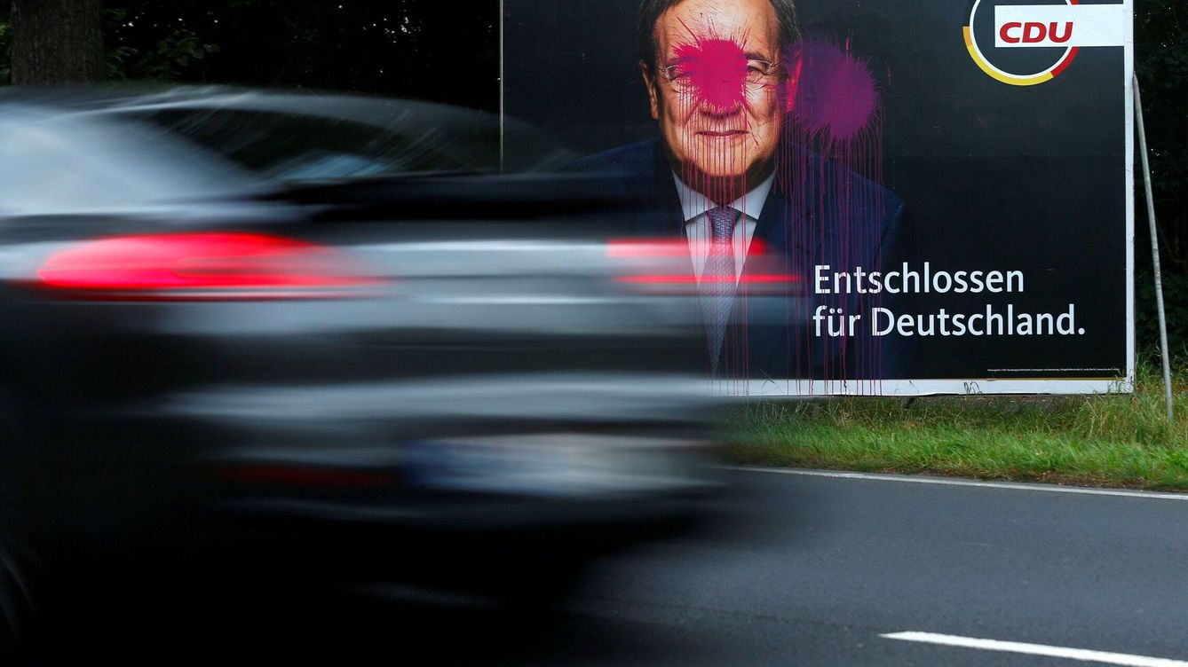 Foto: Un coche pasando frente a un cartel electoral en Alemania. (Reuters)