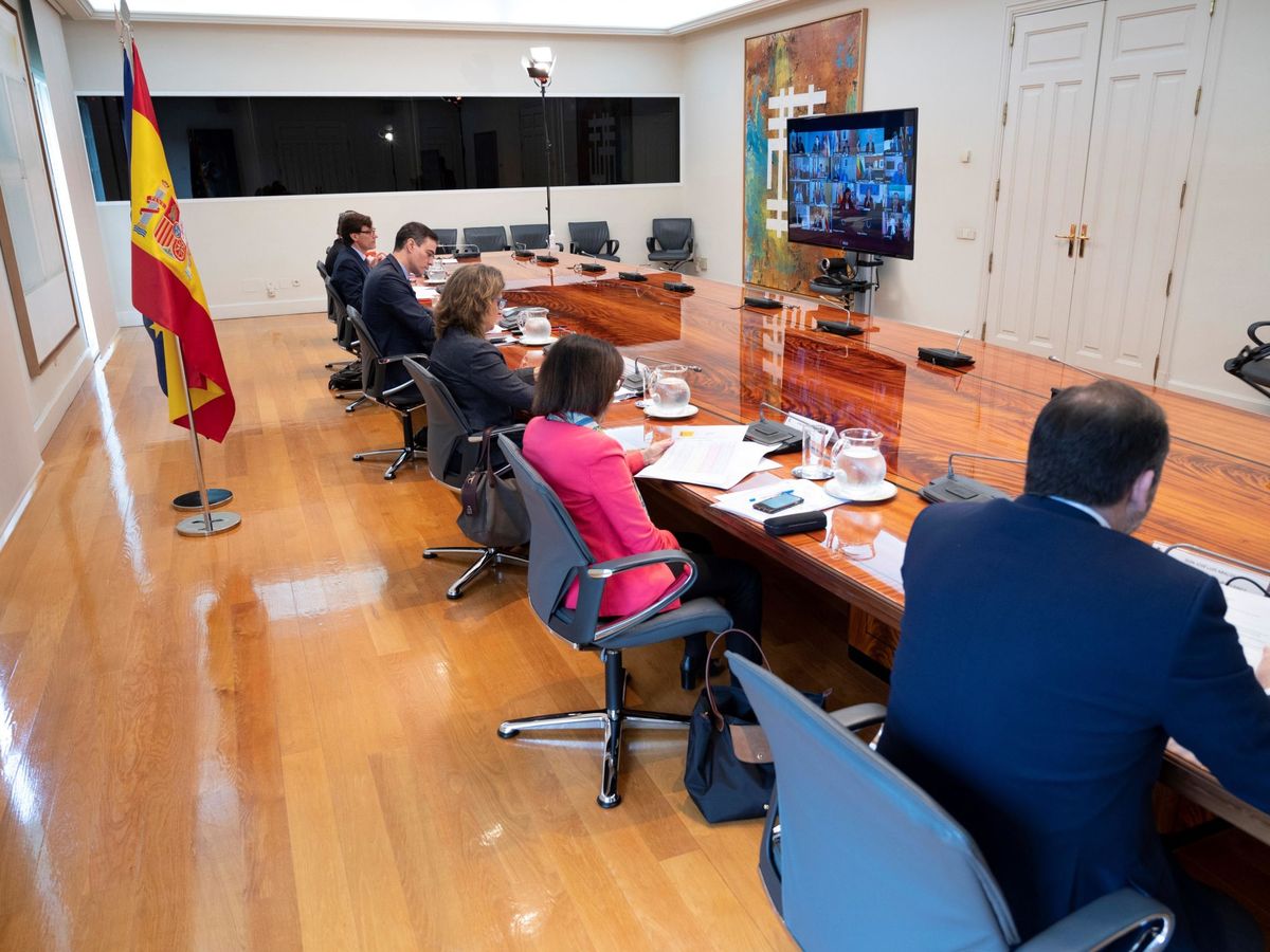 Foto: Pedro Sánchez, con miembros de su Gobierno, en la última conferencia de presidentes. (EFE)
