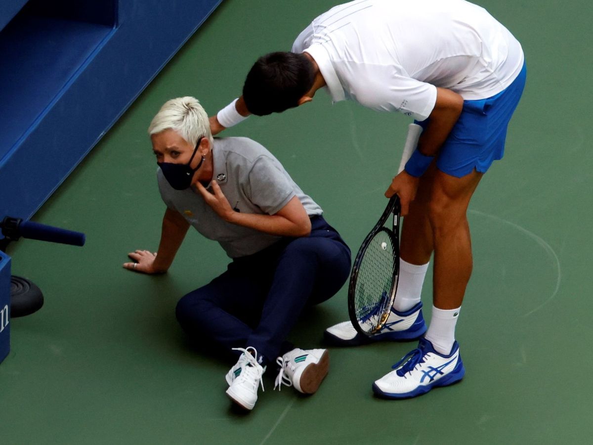 Foto: Djokovic consuela a la jueza tras el pelotazo. (Efe)