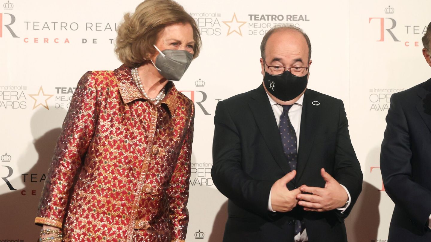 Doña Sofía, junto a Miquel Iceta en la inauguración de la nueva temporada del Teatro Real.(EFE)