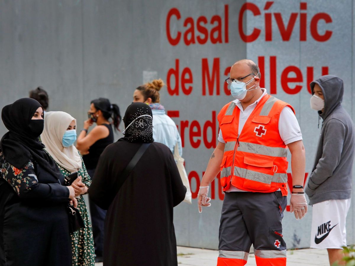 Foto: Varias personas esperan su turno para realizarse una PCR durante el cribado masivo que se lleva a cabo en la localidad de Manlleu (Barcelona). (EFE)