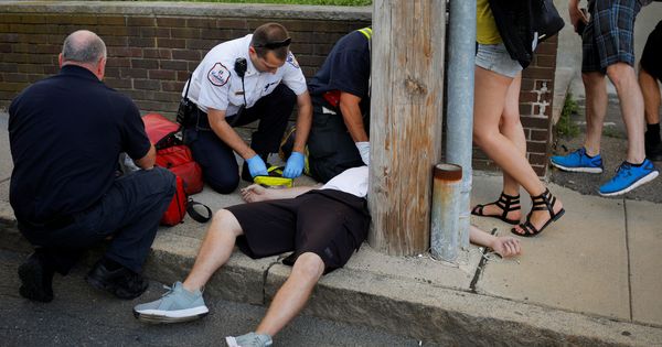 Foto: Un equipo sanitario atiende a una víctima de sobredosis de opiáceos en un suburbio de Boston, EEUU. (Reuters)