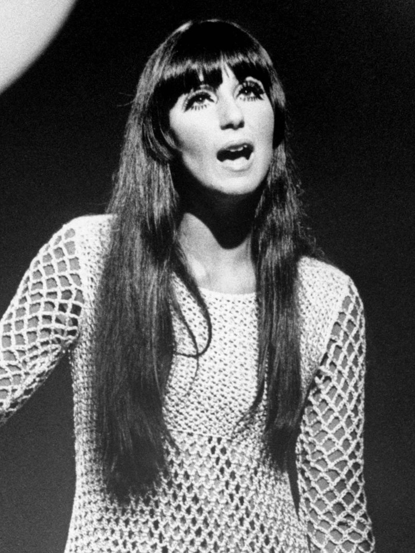 Cher, en 1967 con hime cut, cut crease y pestañas individuales. (Cordon Press)