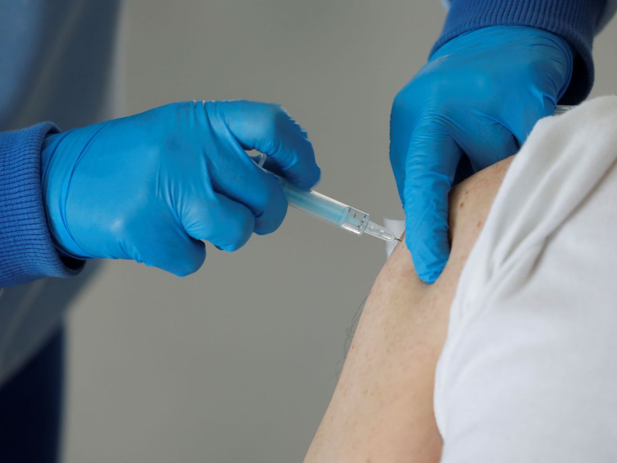 Foto: Un sanitario administra una vacuna. (Reuters)