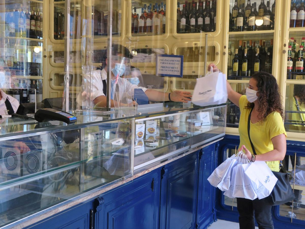 Foto: Una clienta compra 'Pasteis de Belem', en Lisboa. (EFE)