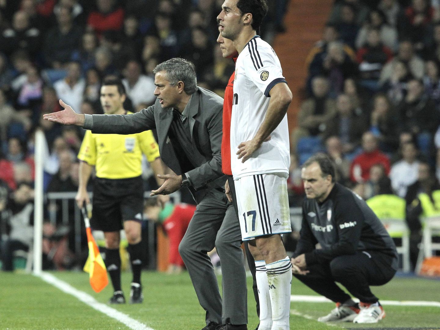 Mourinho da instrucciones junto a Arbeloa durante el partido de Liga del Real Madrid contra el Athletic. (EFE)