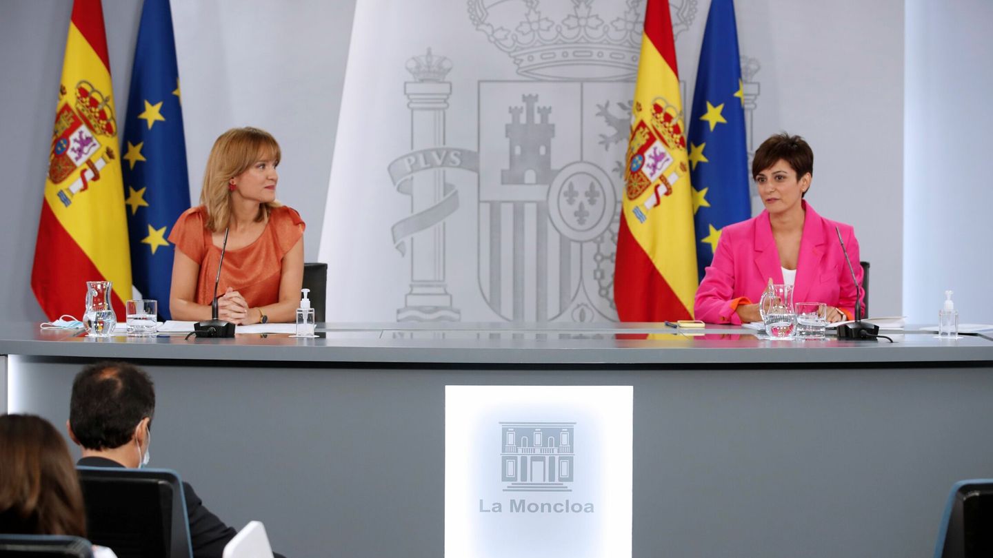  La ministra de Política Territorial y portavoz del Gobierno, Isabel Rodríguez (d), y la ministra de Educación y Formación Profesional, Pilar Alegría (i). (EFE) 