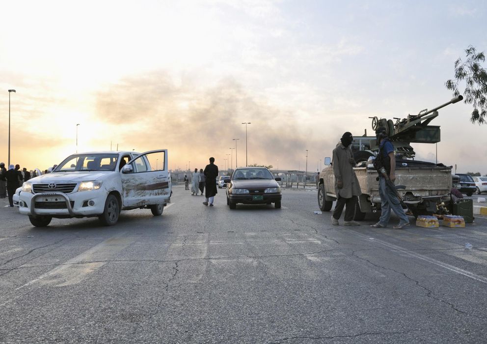 Foto: Milicianos del Estado Islámico de Irak y Siria (ISIS) instalan un puesto de control en la ciudad de Mosul, al norte de Irak. (Reuters)