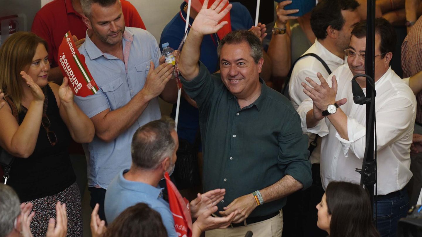 El candidato por el PSOE en Andalucía, Juan Espadas (c). (EFE/Rafa Alcaide)