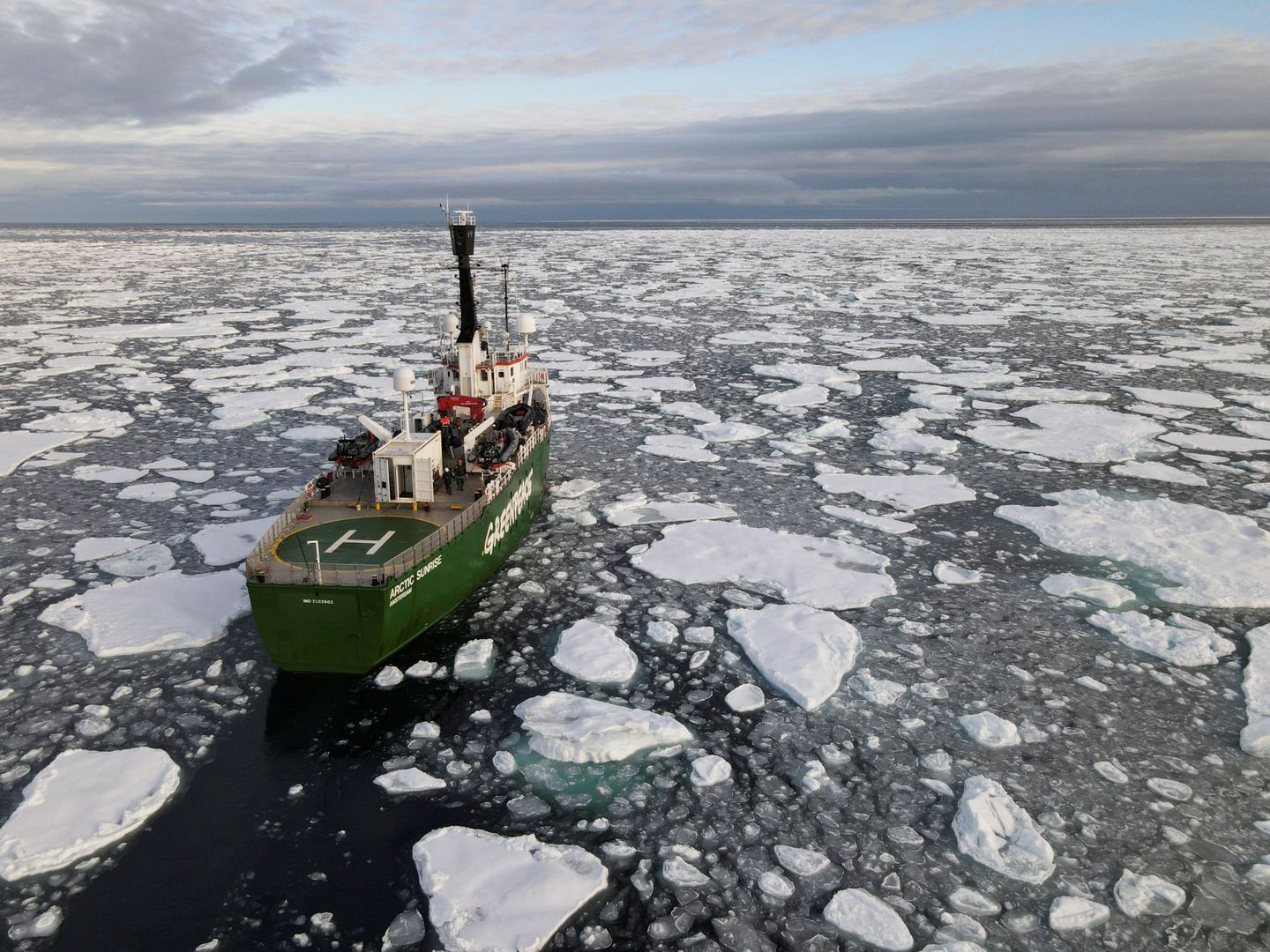 El buque de Greenpeace navegando entre bloques de hielo en el Ártico. (EFE)